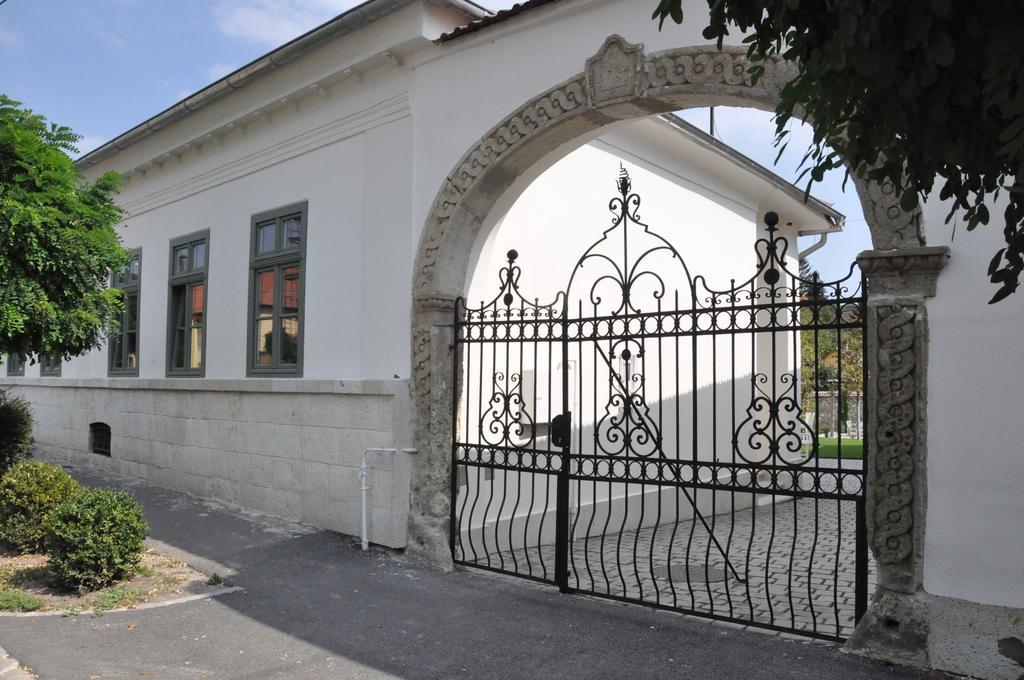 R40 Vendeghaz Hotel Mad Bagian luar foto